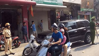 Phạt 4,5 triệu đồng vụ lái xe biển xanh Hải Dương 'cố thủ'