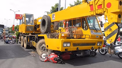 Xe cẩu cuốn 10 xe máy dừng đèn đỏ ở ngã tư