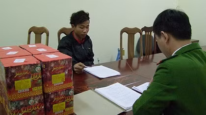 Nghỉ Tết, thợ xây ‘ôm’ pháo nổ về nước bán