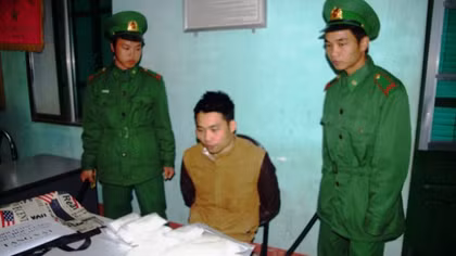 Vận chuyển qua biên giới hơn 4 kg ma túy đá