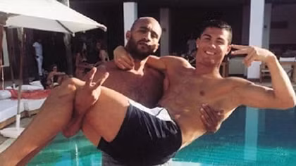 Ronaldo bị nghi quan hệ đồng tính với võ sỹ Maroc