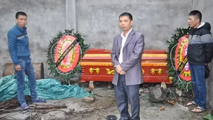 Triệu tập nam thanh niên mang quan tài đi đòi nợ