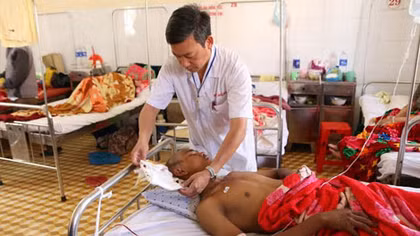 Đi săn bắn nhầm vào đầu bạn rồi quay sang tự bắn vào đầu mình