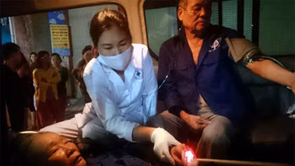 Giải cứu 2 cụ già mắc kẹt trong đám cháy lúc nửa đêm