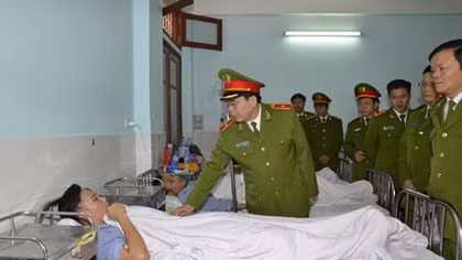 Trao tiền hỗ trợ cán bộ, chiến sĩ bị nhiễm độc khi làm nhiệm vụ