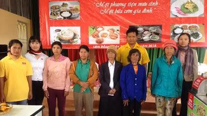 Tặng quà cho đồng bào nghèo Tây Nguyên