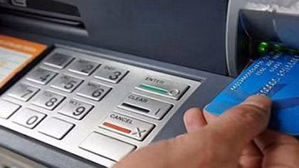 Phát hiện người nước ngoài sử dụng thẻ ATM giả rút tiền