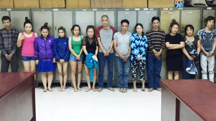 "Ma cô" liên kết với gái mại dâm trấn lột tài sản của khách Tây