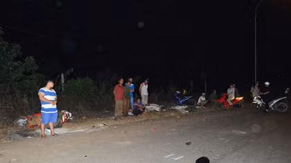 Ô tô gây tai nạn với 2 mẹ con rồi ủi tung 2 ngôi mộ ven đường