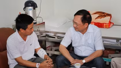 Thứ trưởng Nguyễn Văn Thành thăm Đại tá Công an bị thương trong vụ đối tượng nổ mìn tự sát