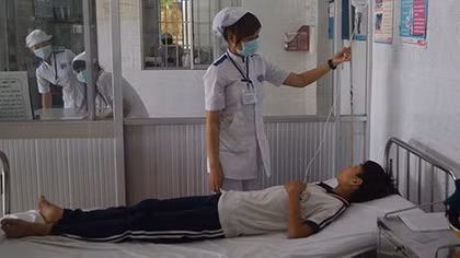 Tạm đình chỉ bếp ăn khiến 15 học sinh nhập viện