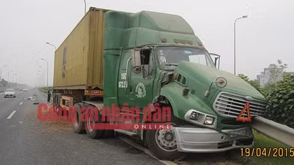 Xe container ‘ngoạm’ dải phân cách cứng trên Đại lộ Thăng Long