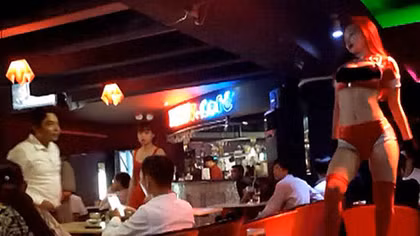 Cà phê… múa cột 