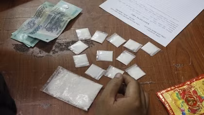 Bị phát hiện ma túy, đối tượng hối lộ cảnh sát cơ động 