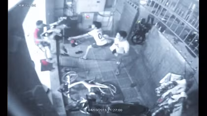 Kinh hoàng cảnh phá cửa chém chủ nhà được camera ghi lại