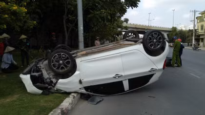 Xe 5 chỗ “phơi bụng” sau khi va chạm với xe máy