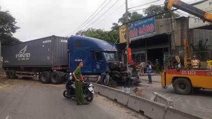 "Hung thần" xe container tự gây tai nạn làm ách tắc QL 1A