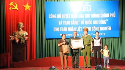 Trao bằng “Tổ quốc ghi công” cho thân nhân liệt sĩ Bùi Công Nguyên