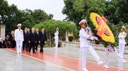 Lãnh đạo Đảng, Nhà nước dâng hương tưởng niệm các Anh hùng liệt sỹ và vào Lăng viếng Chủ tịch Hồ Chí Minh 