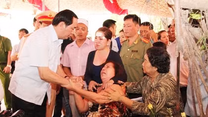 Bộ trưởng Trần Đại Quang thăm viếng và sẻ chia nỗi đau với gia đình các nạn nhân ở Bình Phước