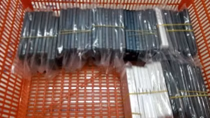 Khách nhập cảnh giấu trong hành lý 70 điện thoại Iphone