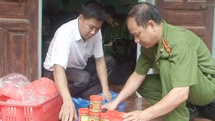 Liên tục phát hiện cơ sở sản xuất thịt chua giả 