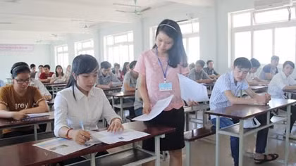Lùng nhùng chuyện tiền, đề nghị dừng chấm thi đối với 14 giáo viên