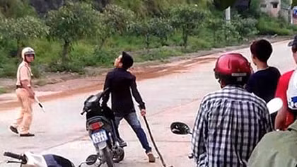 Dùng gạch tấn công người thi hành công vụ