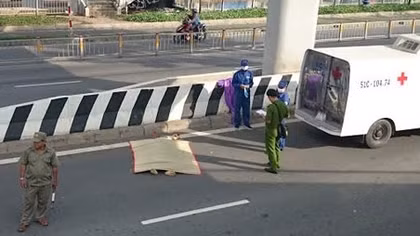 Leo lên cầu bộ hành nhảy xuống dòng phương tiện tự vẫn