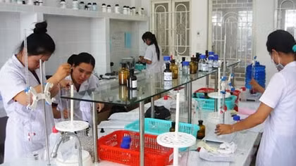 Trễ học phí 1 ngày, sinh viên ‘đóng hơn 11 triệu đồng học lại’