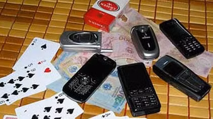 Cờ bạc đi qua, xót xa ở lại…