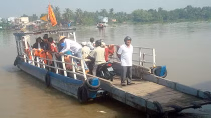 Hãi hùng cảnh qua đò ngang không mặc áo phao