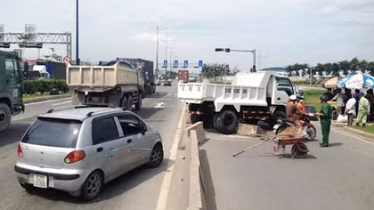 Xe ben lao vào dòng phương tiện, người đi đường chạy toán loạn