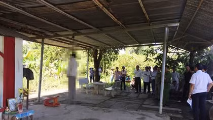 Hoảng hốt khi phát hiện người đàn ông treo cổ trong miếu