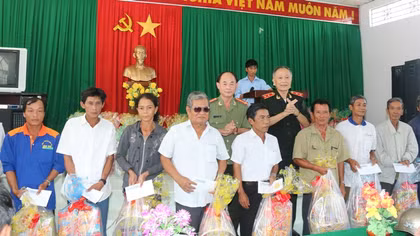 Những phần quà ấm áp nghĩa tình vùng căn cứ cách mạng 