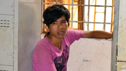 ‘Khóa tay’ tên cướp cạn