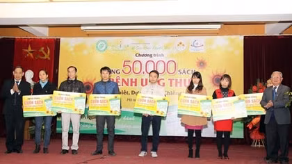 Tặng 5 vạn cuốn sách phòng và chiến thắng bệnh ung thư