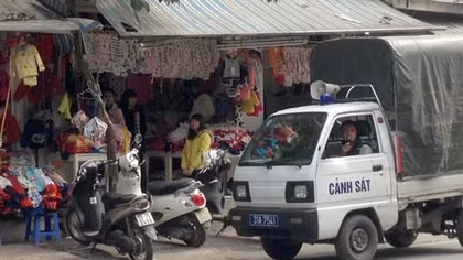 Hà Nội tăng cường xử lý vi phạm dừng đỗ mua hàng ở lòng đường, vỉa hè