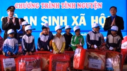 Tặng chăn bông và áo ấm cho dân nghèo vùng Đông Trường Sơn