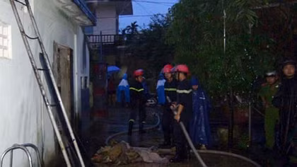Trời mưa to, vẫn cháy nhà