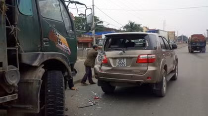 Xe tải vượt ẩu đâm xe con, suýt gây tai nạn liên hoàn