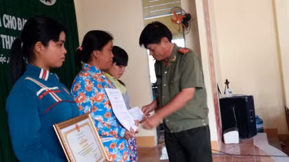 Truy tặng Bằng khen của Bộ Công an cho Công an xã hy sinh