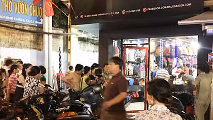 Nữ “ninja” khống chế nhân viên cửa hàng cướp tiền