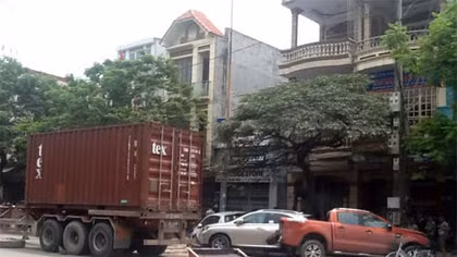 Rơ moóc “không người lái” ủi nát 3 ô tô trên đường