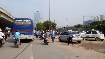 Bến “cóc” trên đường Khuất Duy Tiến vẫn tồn tại nhức nhối
