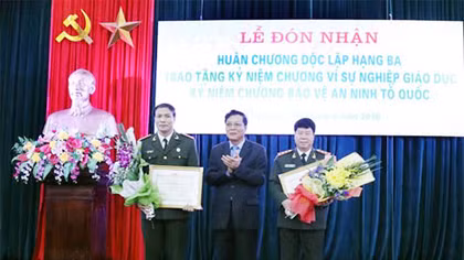 Trao tặng Kỷ niệm chương vì “Sự nghiệp Giáo dục” và “Bảo vệ An ninh Tổ quốc”