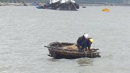 Khai thác hải sản, uy hiếp an toàn cảng biển Chân Mây
