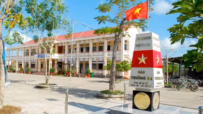 Xây mô hình cột mốc đảo Trường Sa để giáo dục học sinh 