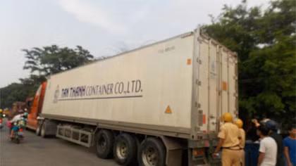 Tài xế xe đầu kéo “cố thủ” trong xe gây ách tắc giao thông