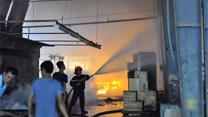 Cháy công ty gỗ, hàng trăm công nhân tháo chạy